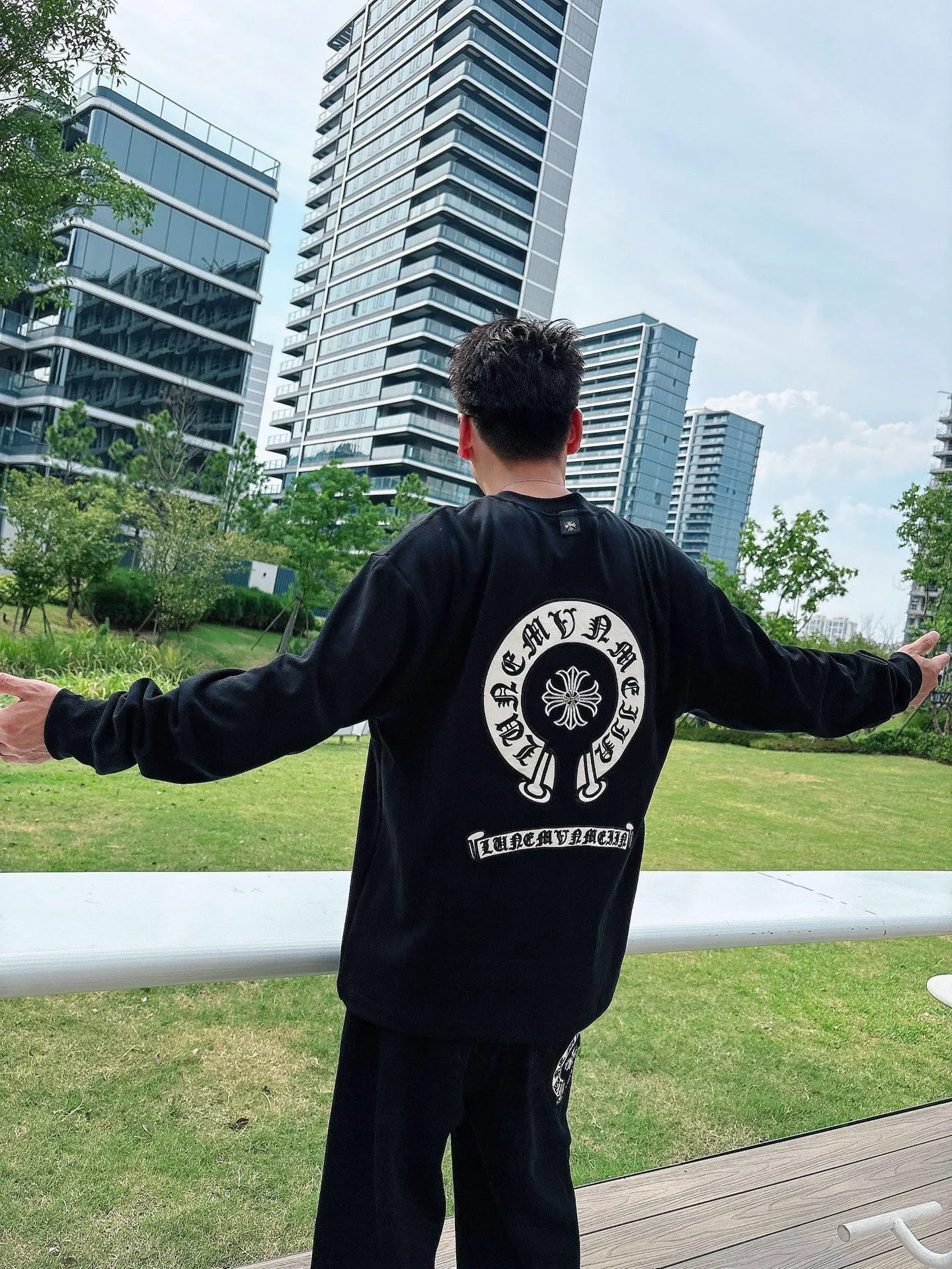 Clothes P 400💰 Pants P 426 💰ChromeHearts Chrome Heart Round Neck Long Sleeve Pursuit of quality and absolute guarantee of quality! Using double-sided cotton fabric, the texture is clearly visible, the texture is soft, delicate and smooth, and the customized three-dimensional embroidery and leather patchwork technology is full of drape! The workmanship is fine and the shoulder lines are smooth. All imported chain machines are used to make the shoulder rolling strips. It has a certain thickness and is not made of cheap material but has a shiny feel that is comfortable and not tight on the upper body. It is the most avant-garde street item that can be easily matched by both men and women!  Color: black white Size: m-3xl Style number: 3576➕3750